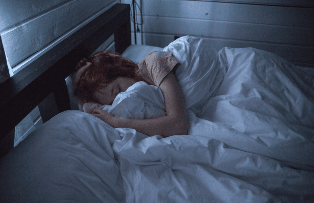 Frau schläft in einem Bett